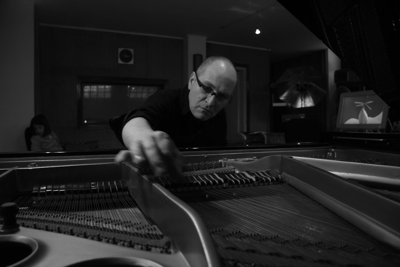 Roberto Rosi suona dentro un pianoforte aperto